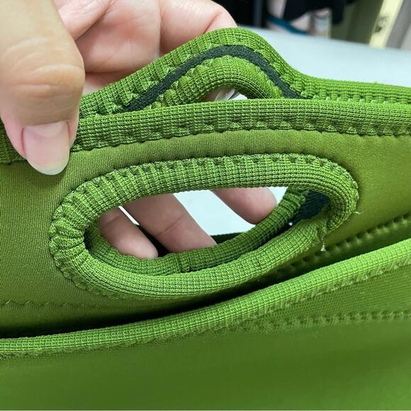 BUILT Laptop Porter 15.4 inch wide green zipper bag - Picture 4 of 12